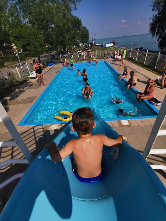Bazén v ubytovaní Pelso Camping alebo v jeho blízkosti