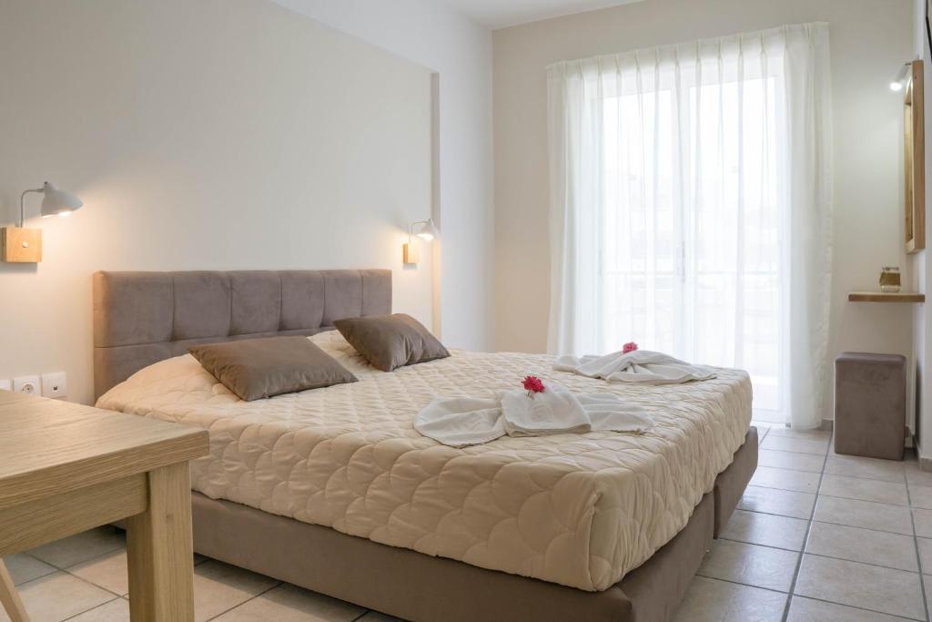 Postel nebo postele na pokoji v ubytování Pinelopi Hotel