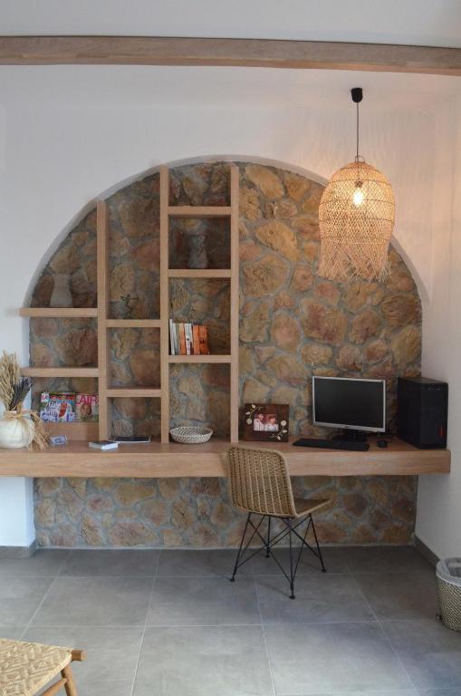 Televízia a/alebo spoločenská miestnosť v ubytovaní Makris Beach Hotel