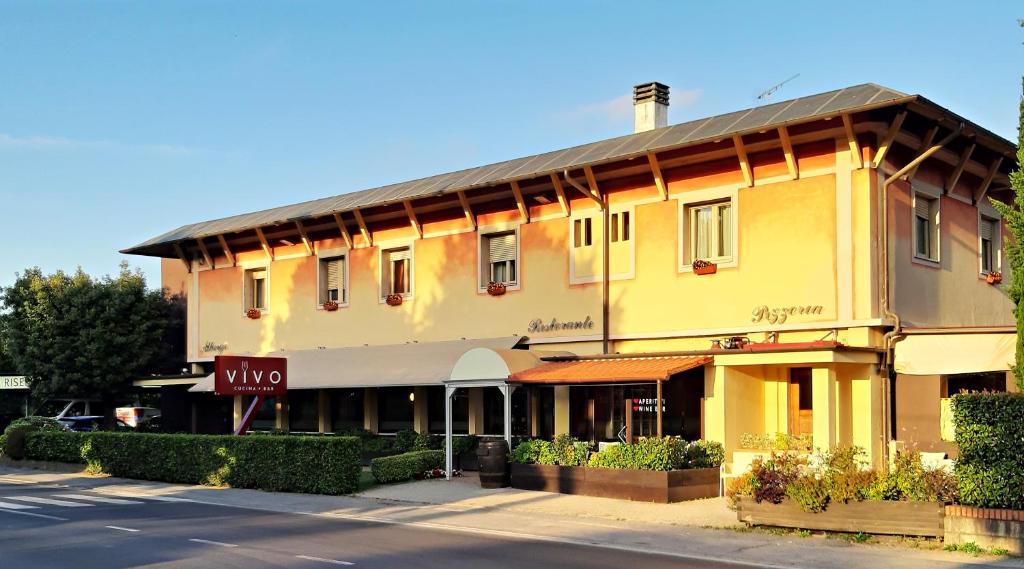 un edificio amarillo al lado de una calle en Vivo Hotel, en Pieve a Nievole