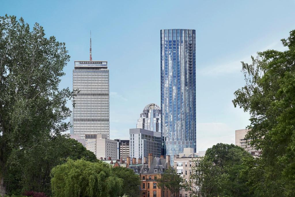 een uitzicht op de skyline van de stad met hoge gebouwen bij Four Seasons Hotel One Dalton Street, Boston in Boston