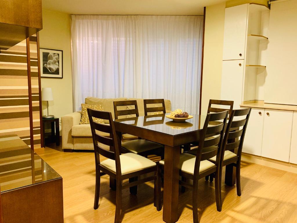 Posedenie v ubytovaní APARTAMENTO MOZART con GARAJE CERCA GRATUITO Portonovo Centro