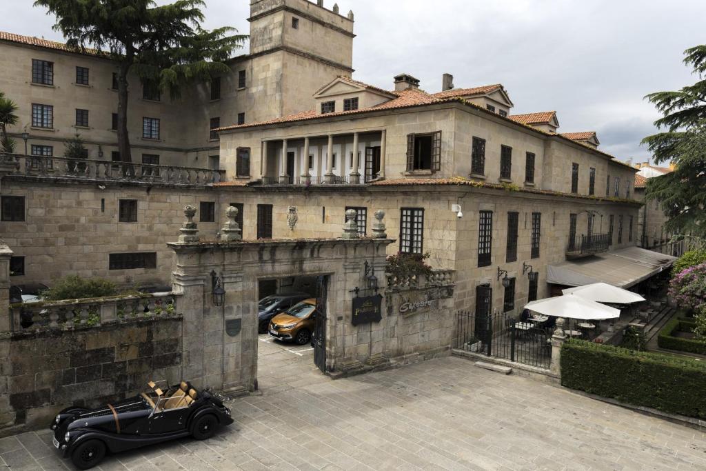un coche negro estacionado frente a un edificio en Parador de Pontevedra, en Pontevedra