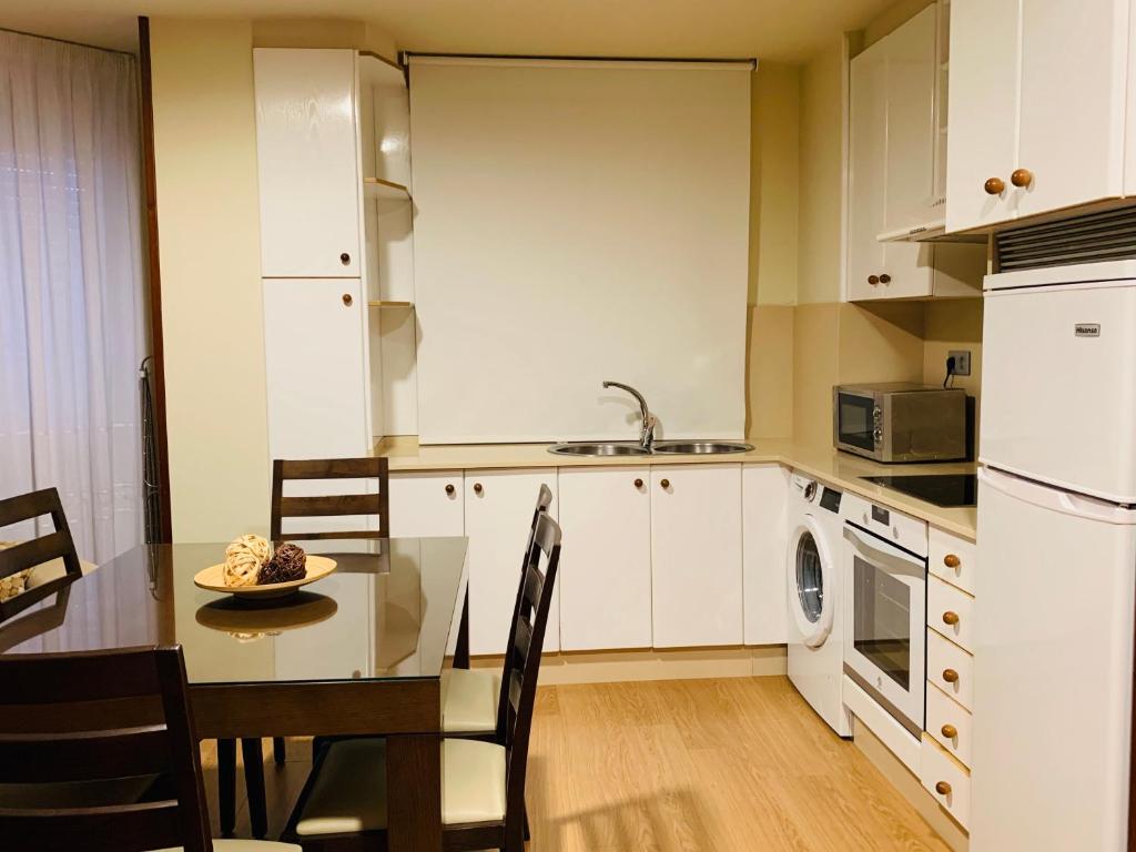 Kuchyňa alebo kuchynka v ubytovaní APARTAMENTO MOZART con GARAJE CERCA GRATUITO Portonovo Centro