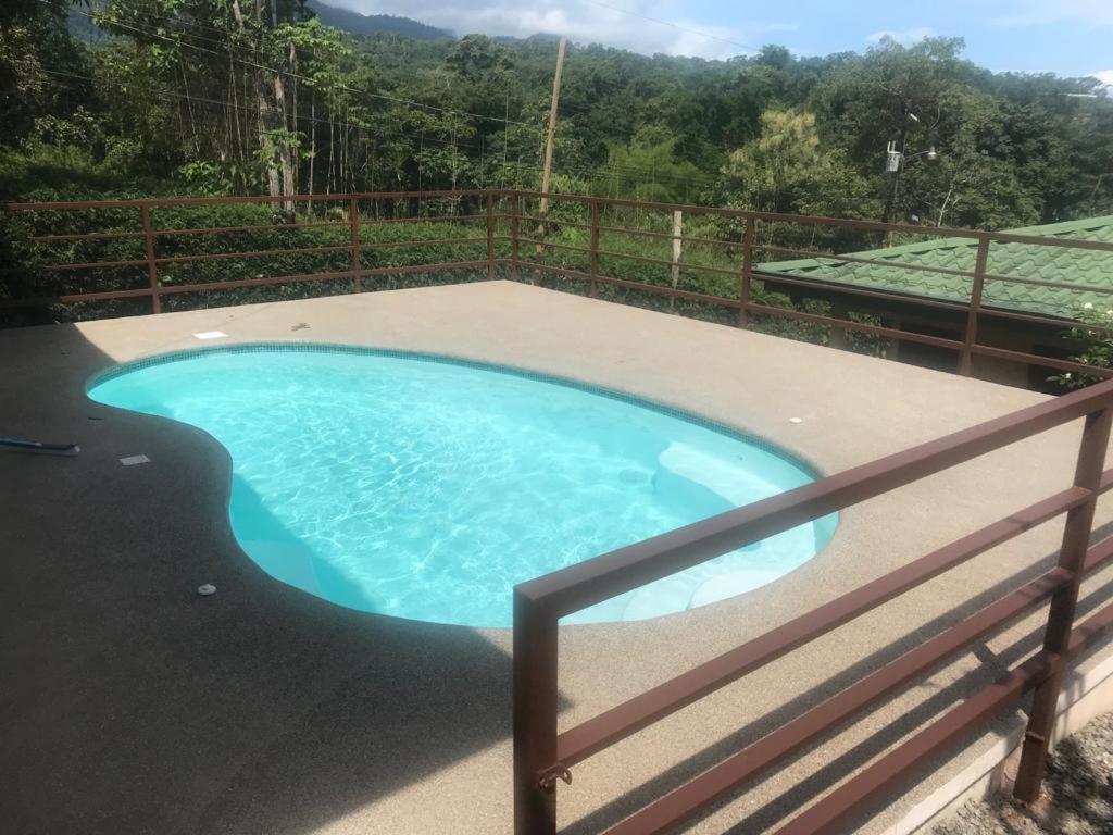 una gran piscina con una valla alrededor en Big Bamboo de Uvita, en Uvita