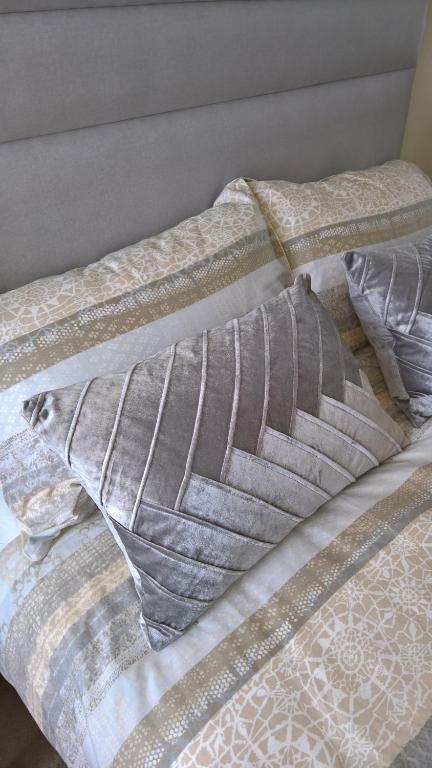 Una cama con dos almohadas encima. en Luxury Apartment Springhill Court Bewdley Worcestershire en Bewdley