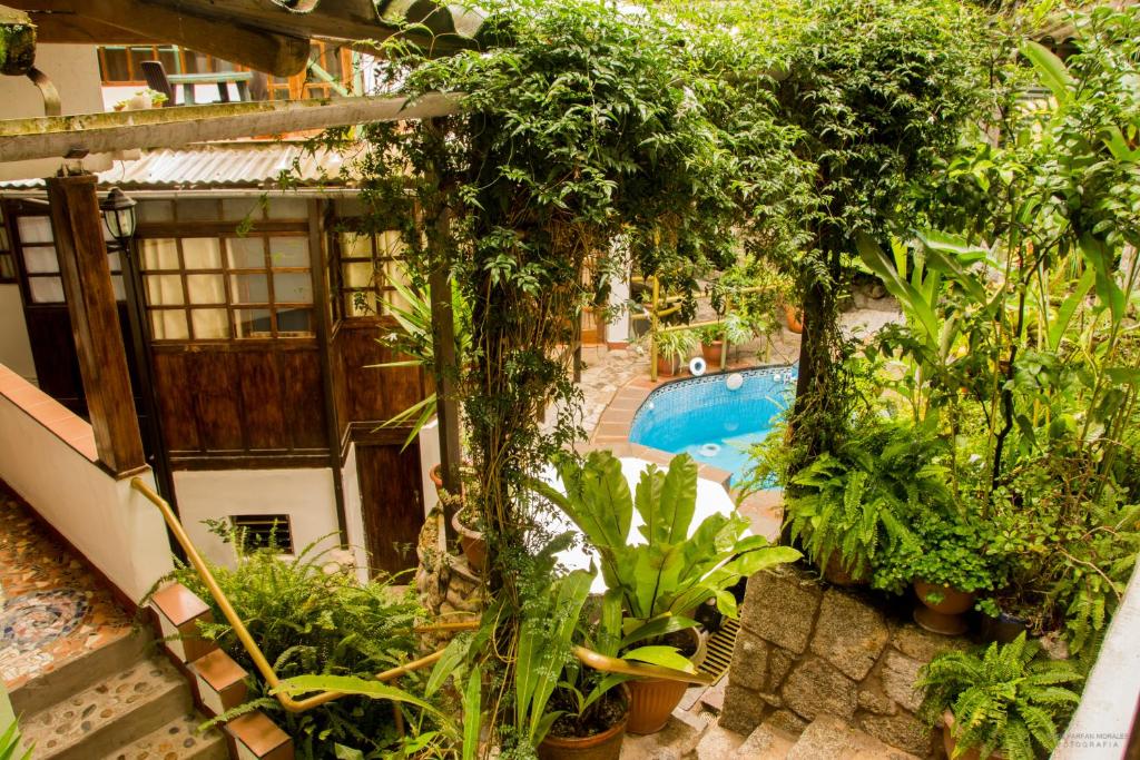 uma vista sobre um jardim com piscina em Gringo Bill's Boutique Hotel em Machu Picchu