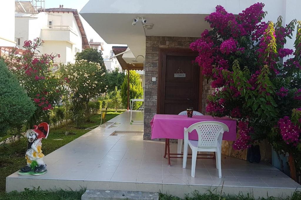 Zahrada ubytování Triblex Villa I Private Beach I Walking Distance to the Sea 300 meters