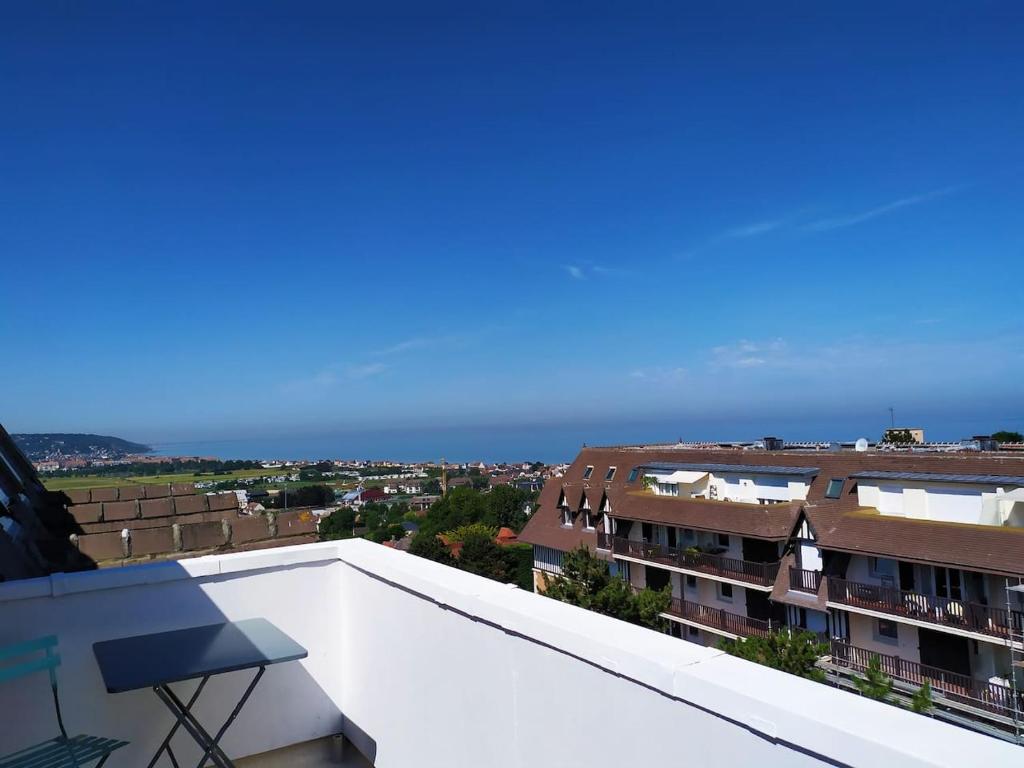 Una vista del océano desde el balcón de un edificio. en La terrasse vue mer à 5 min de la plage, en Blonville-sur-Mer