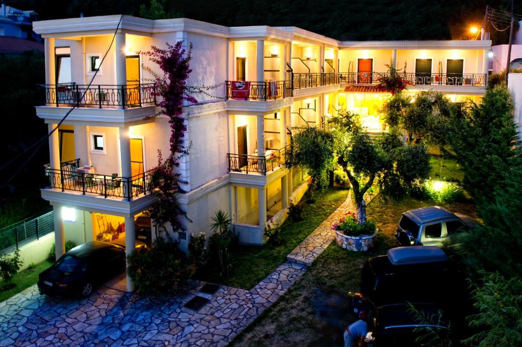 widok z powietrza na budynek w nocy w obiekcie Hotel Loukas Vrachos w mieście Paralia Vrachou