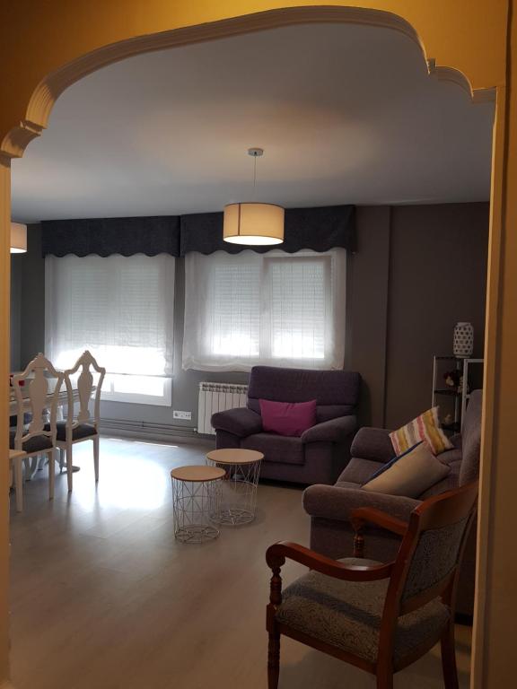 una sala de estar con un sofá y una mesa en Apartamento Las Hermanas, en Pontevedra