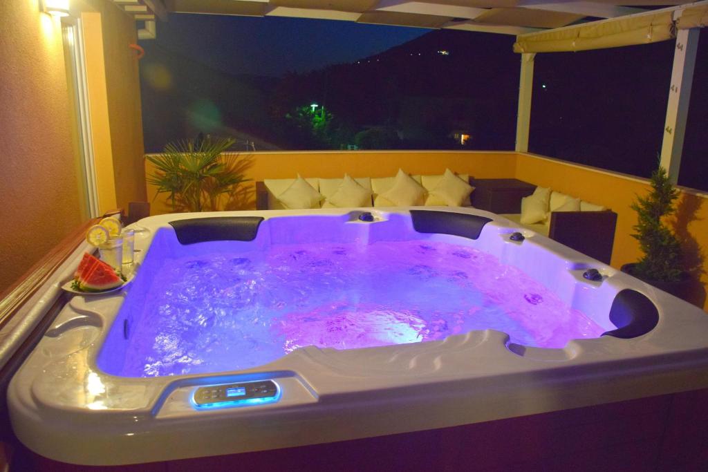 Fotografia z galérie ubytovania Luxury penthouse with jacuzzi in Orebić (Dalmatia) v destinácii Orebić