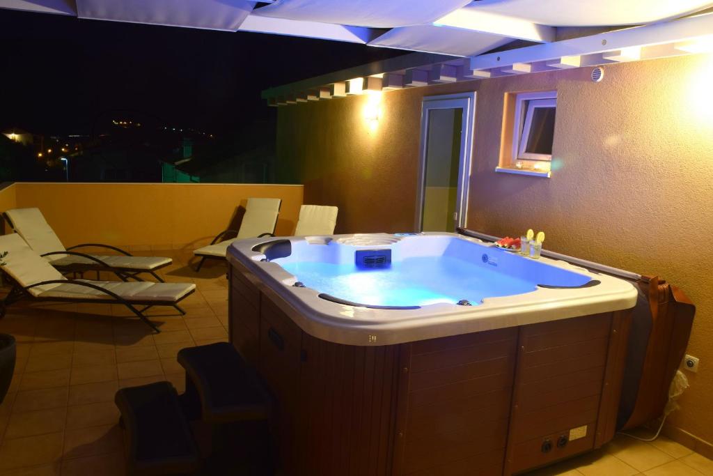 Fotografia z galérie ubytovania Luxury penthouse with jacuzzi in Orebić (Dalmatia) v destinácii Orebić