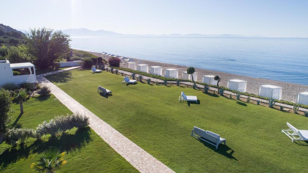 eine Luftansicht eines Parks neben dem Meer in der Unterkunft Mareggio Exclusive Residences & Suites in Gythio