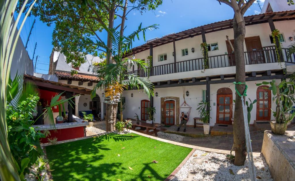 una vista exterior de un edificio con árboles en Island Life Hostel, en Santo Domingo