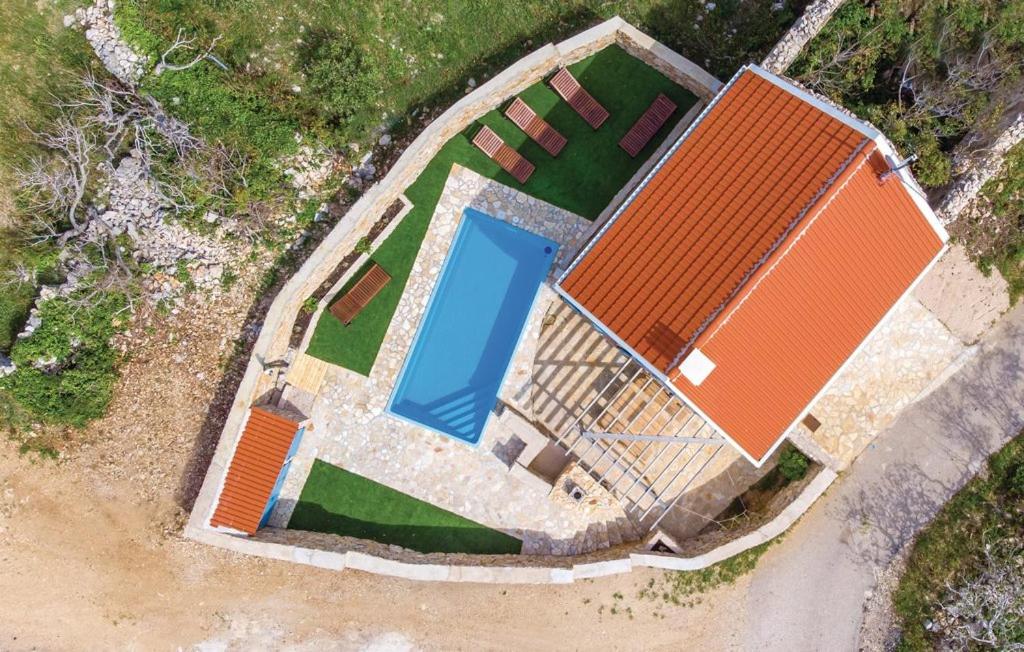 una vista aérea de una casa con piscina en Mala Villa- private heated pool, en Novalja