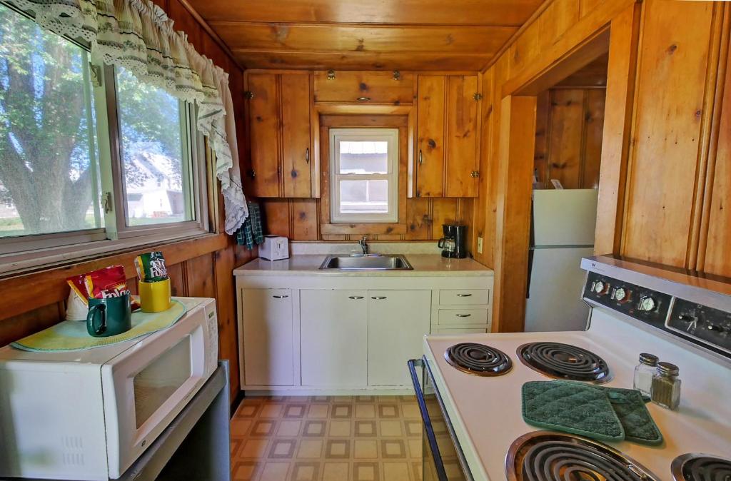 Kuchyň nebo kuchyňský kout v ubytování Idle A While Cabins