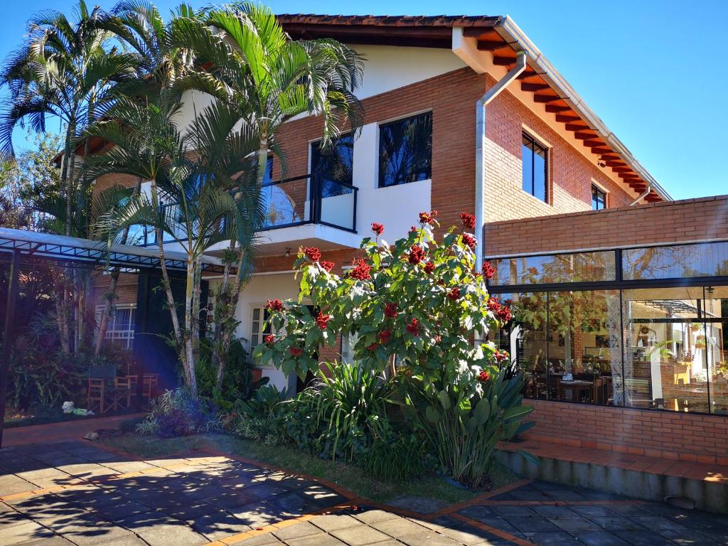 uma casa com um ramo de flores à frente dela em Las Orquideas Parque Hotel em Ciudad del Este