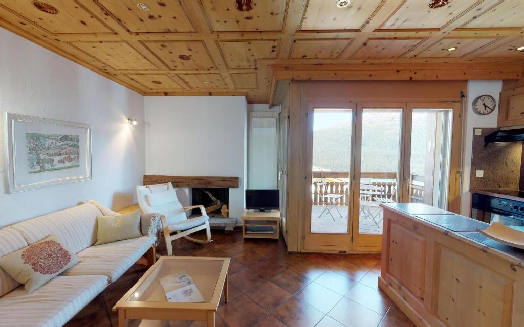 uma sala de estar com um sofá e uma mesa em Splendida em St. Moritz