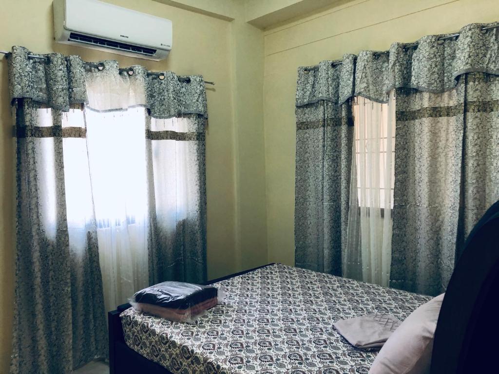 Giường trong phòng chung tại Luzville Residences - C5