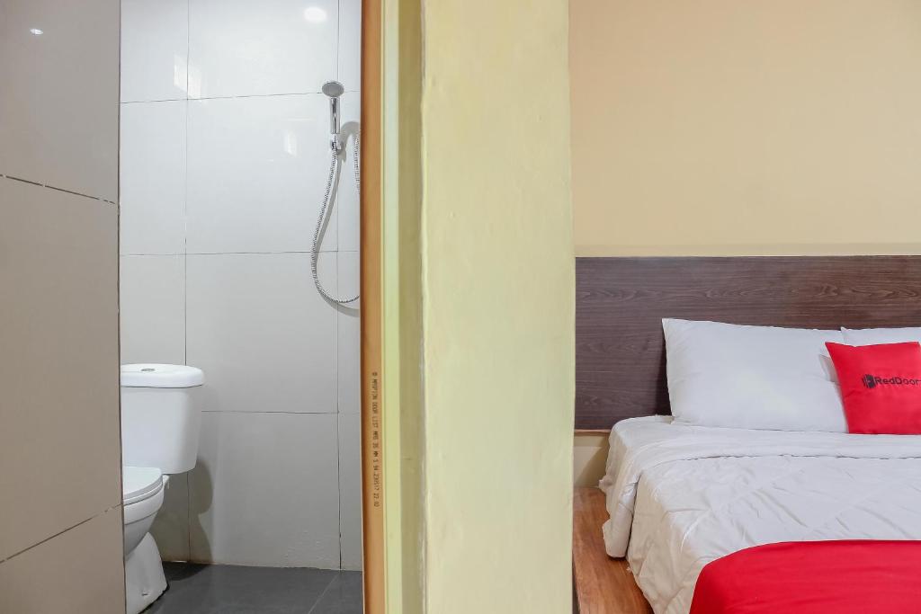 RedDoorz Syariah near Pasar Modern Cikopo - Habitación Doble