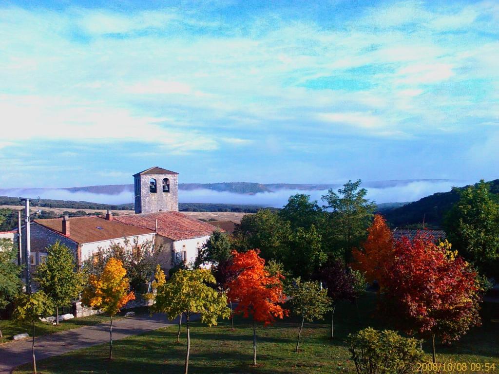 eine Kirche auf einem Hügel mit Bäumen davor in der Unterkunft Casa Rural Villamoronta in La Rad