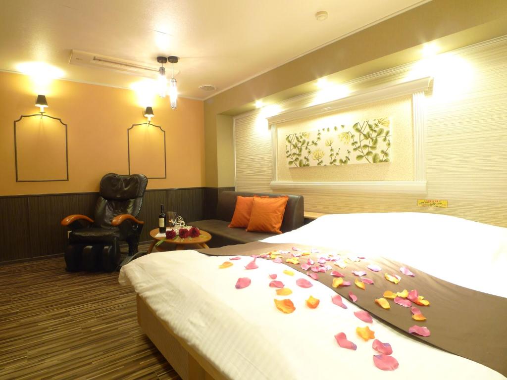 a hotel room with a bed with flowers on it at Hotel GOLF Hodogaya (Adult Only) in Yokohama