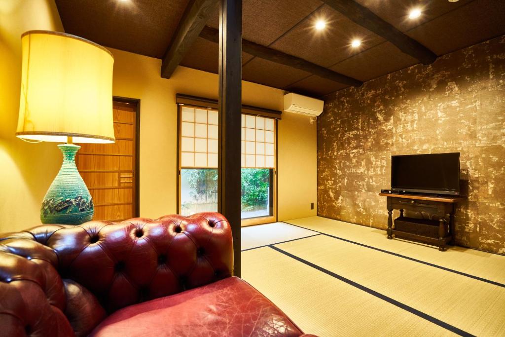 - un salon avec un canapé et une télévision dans l'établissement Nagi Nijo Castle, à Kyoto