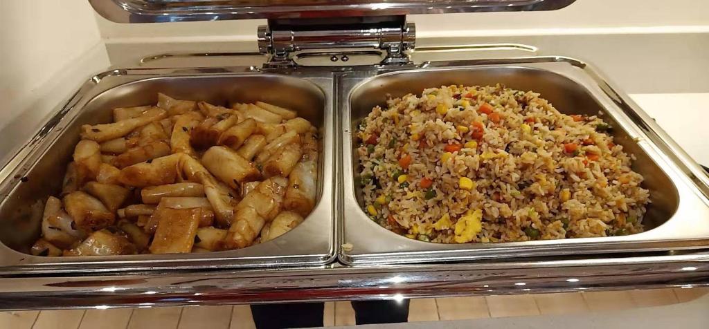 due vassoi di cibo in forno di Ibis Guangzhou Pazhou International Exhibition Center Hotel a Canton