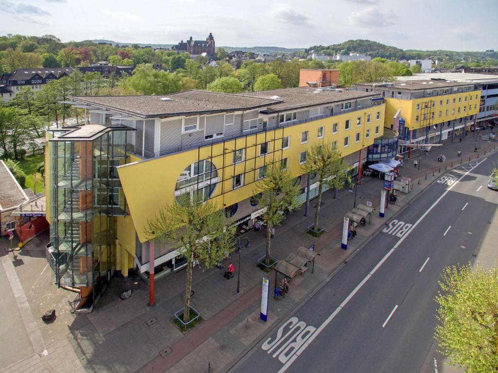 einen Blick über eine Straße mit einem gelben Gebäude in der Unterkunft Best Western Hotel Wetzlar in Wetzlar