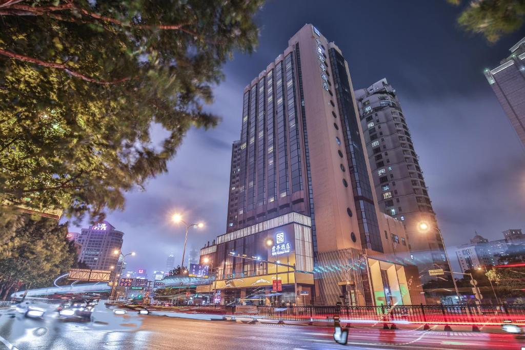 une rue de la ville avec de grands bâtiments la nuit dans l'établissement SSAW Boutique Hotel Shanghai Bund, à Shanghai