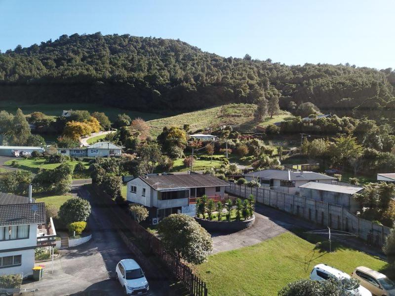 una vista aérea de una casa con aparcamiento en Mountain Top kiwi star holiday home en Rotorua
