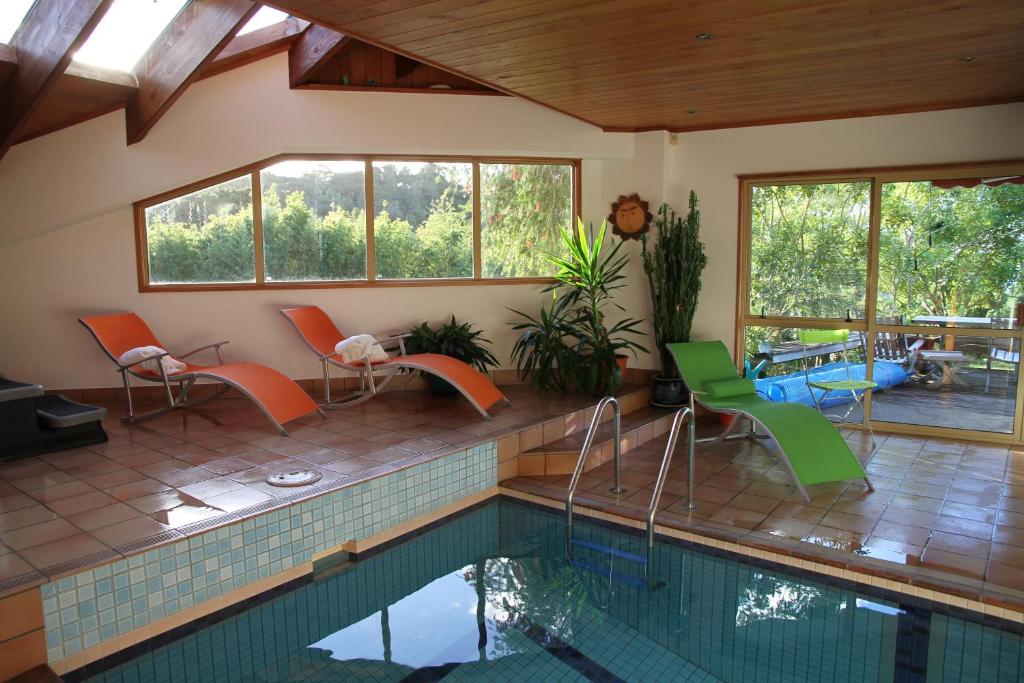 Bazén v ubytování Chalet Romantica nebo v jeho okolí