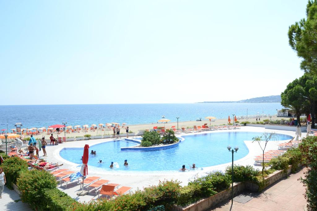 - une vue sur la piscine et l'océan en arrière-plan dans l'établissement Estella Club, à Montepaone