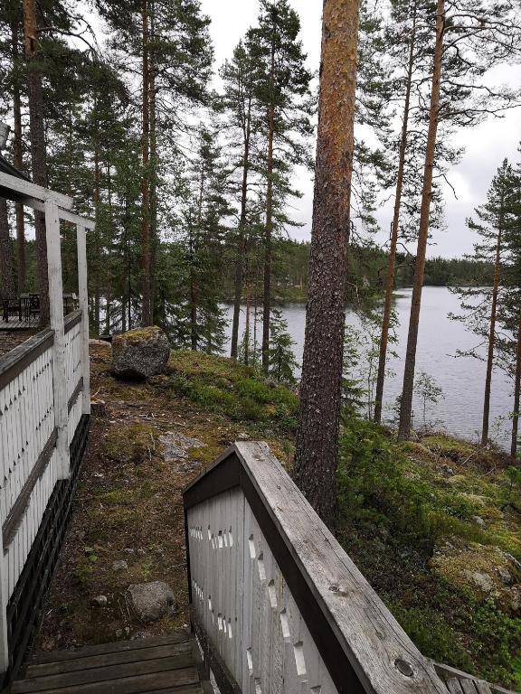 eine Veranda eines Hauses neben einem Gewässer in der Unterkunft Tontti in Petääjärvi