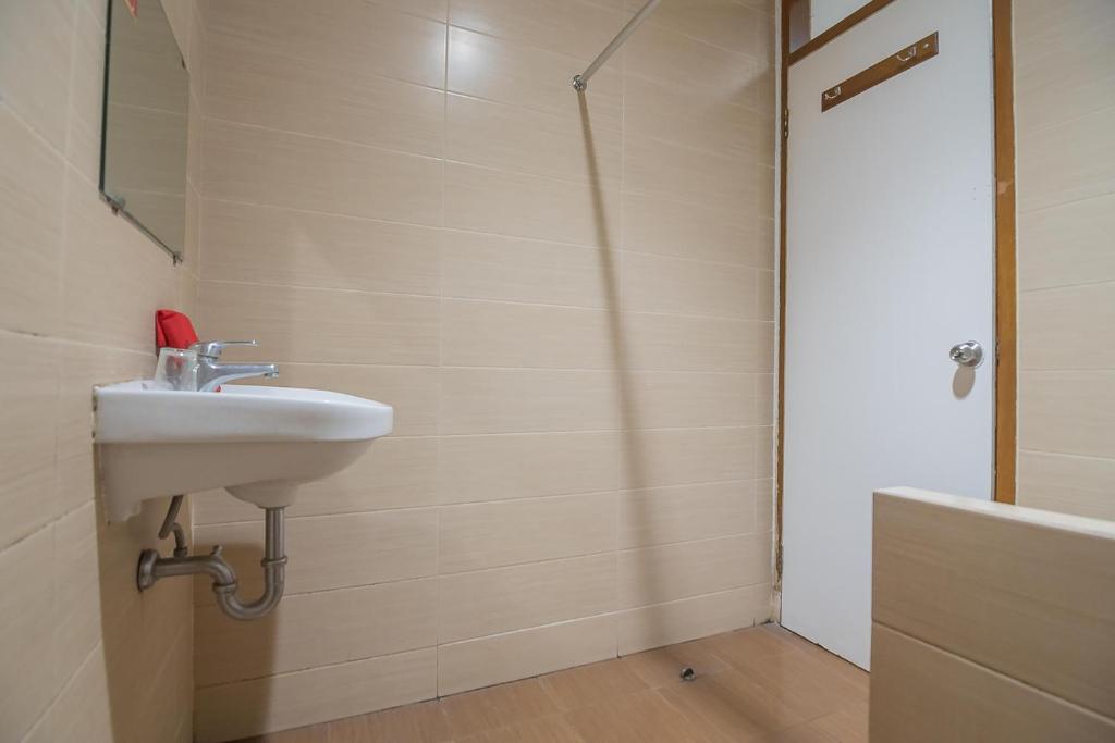 Hotel Yehezkiel Surapati Mitra RedDoorz - Deluxe Twin Room