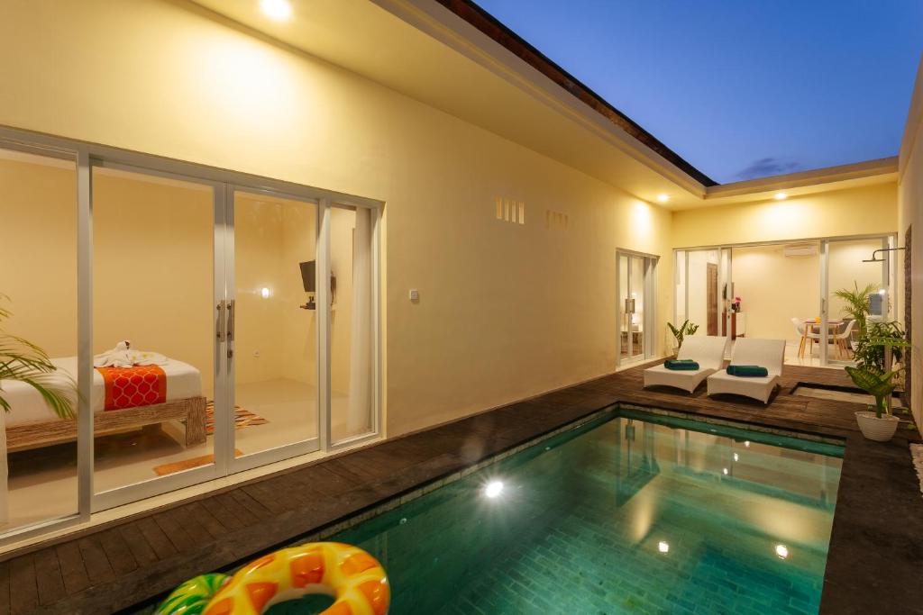 una piscina en una casa de 1 dormitorio en Villa Julie, en Seminyak
