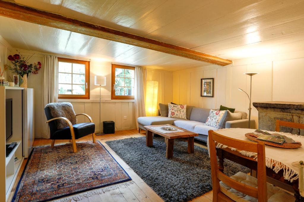 ein Wohnzimmer mit einem Sofa und einem Tisch in der Unterkunft Apartment Werlen in Münster VS