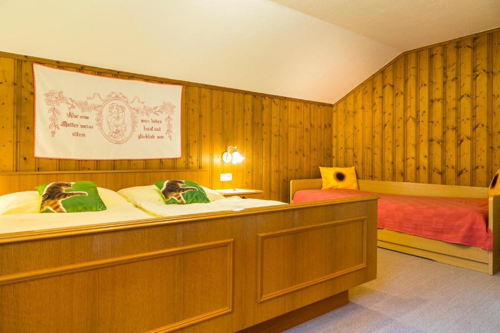 Postel nebo postele na pokoji v ubytování Am Ferienbauernhof Schmiedbauer com Salzkammergut