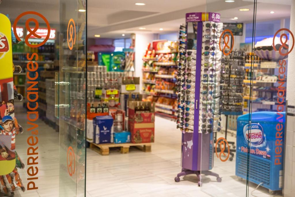 Supermarket nebo jiné obchody v  aparthotelu nebo okolí