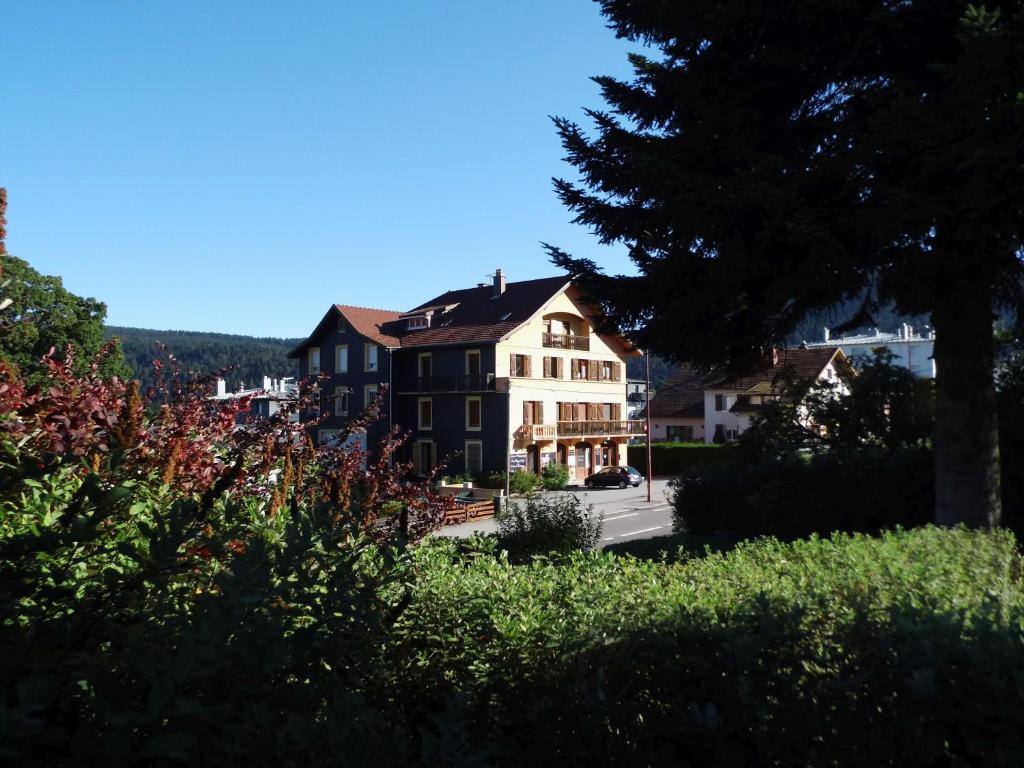 ein Haus mit einem schwarz-weißen Haus in der Unterkunft La Mansarde de Clo in Gérardmer