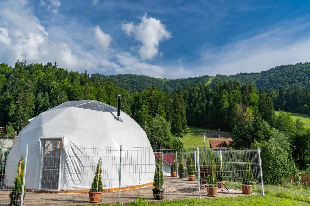 Nespecifikovaný výhled na hory nebo výhled na hory při pohledu z luxury tent