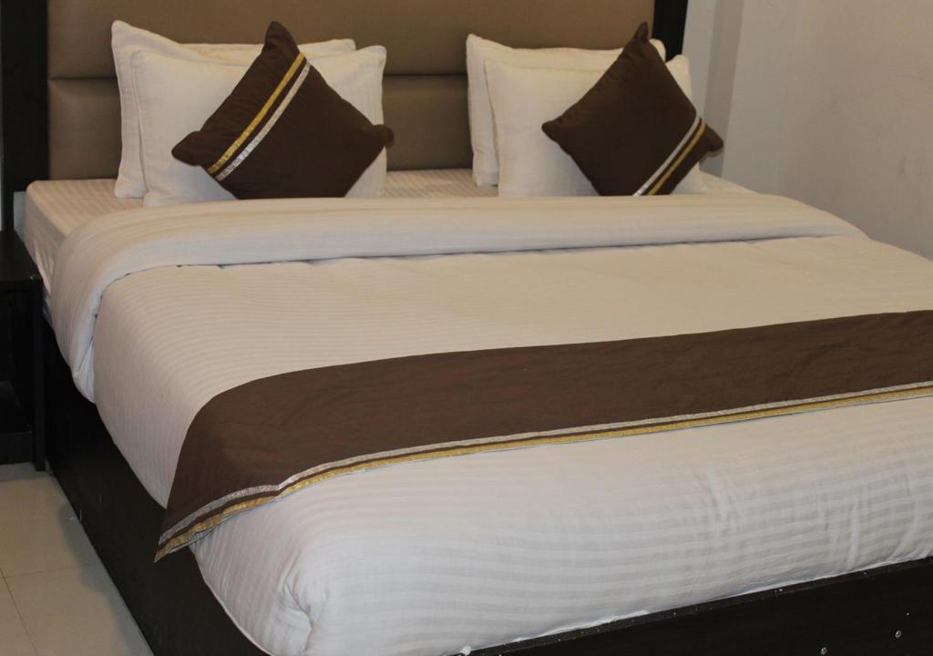 Postel nebo postele na pokoji v ubytování HOTEL SHIVAYE