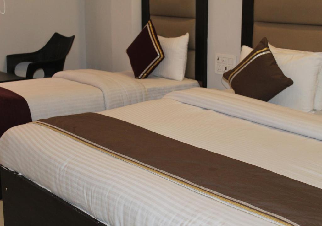 Postel nebo postele na pokoji v ubytování HOTEL SHIVAYE