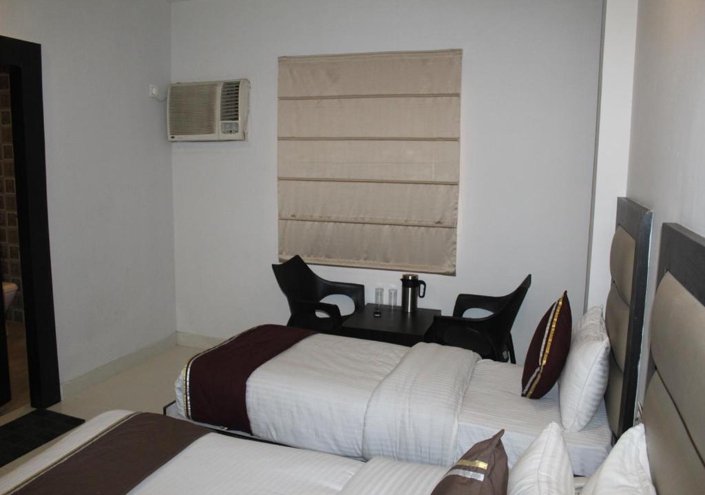 Postel nebo postele na pokoji v ubytování HOTEL SHIVAYE
