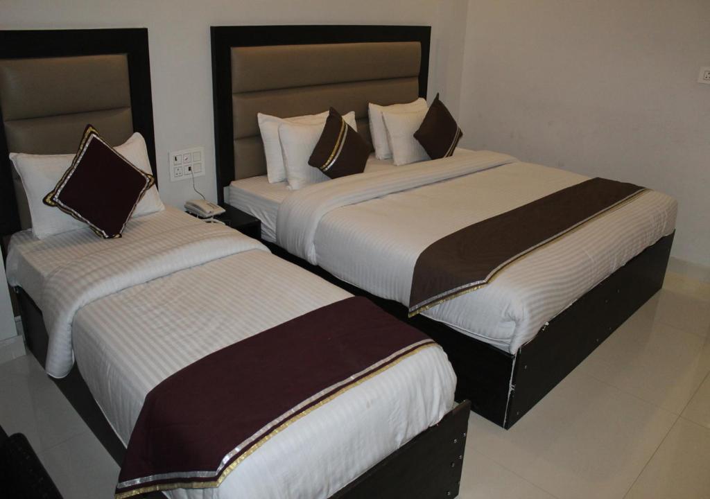 Postel nebo postele na pokoji v ubytování HOTEL SHIVAYE