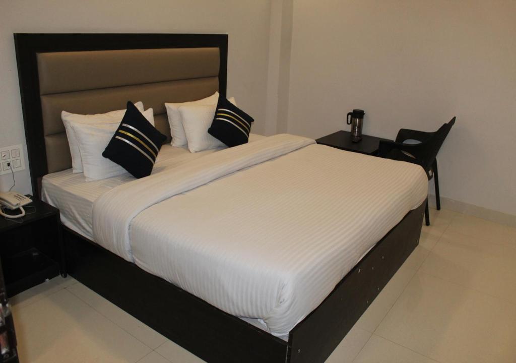 Postel nebo postele na pokoji v ubytování HOTEL SHIVAYE