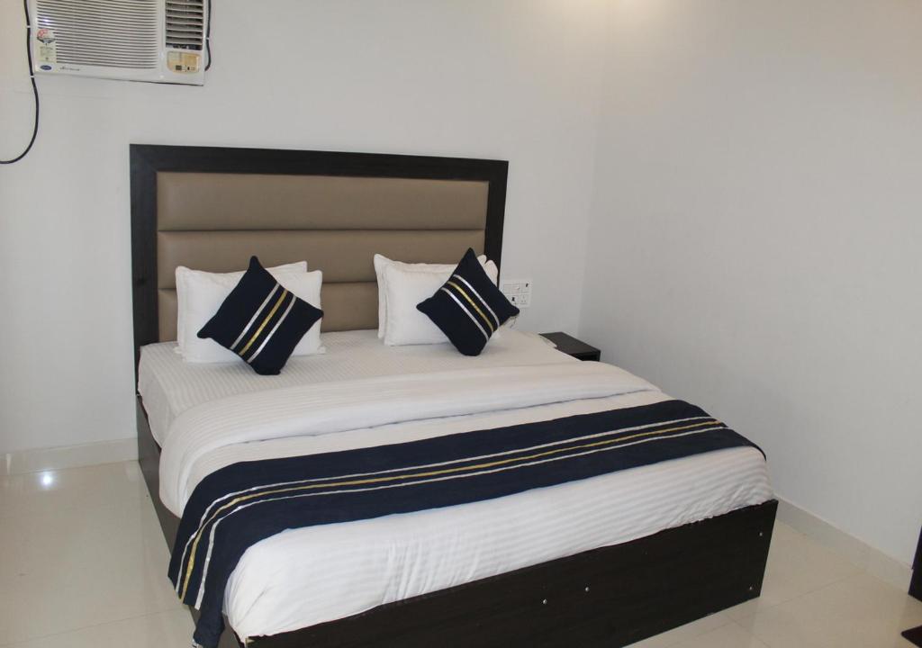 Postel nebo postele na pokoji v ubytování HOTEL SHIVAYE