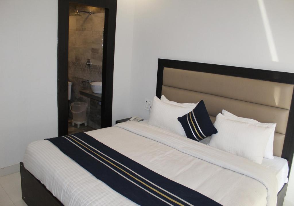 Postel nebo postele na pokoji v ubytování HOTEL SHIVAYE