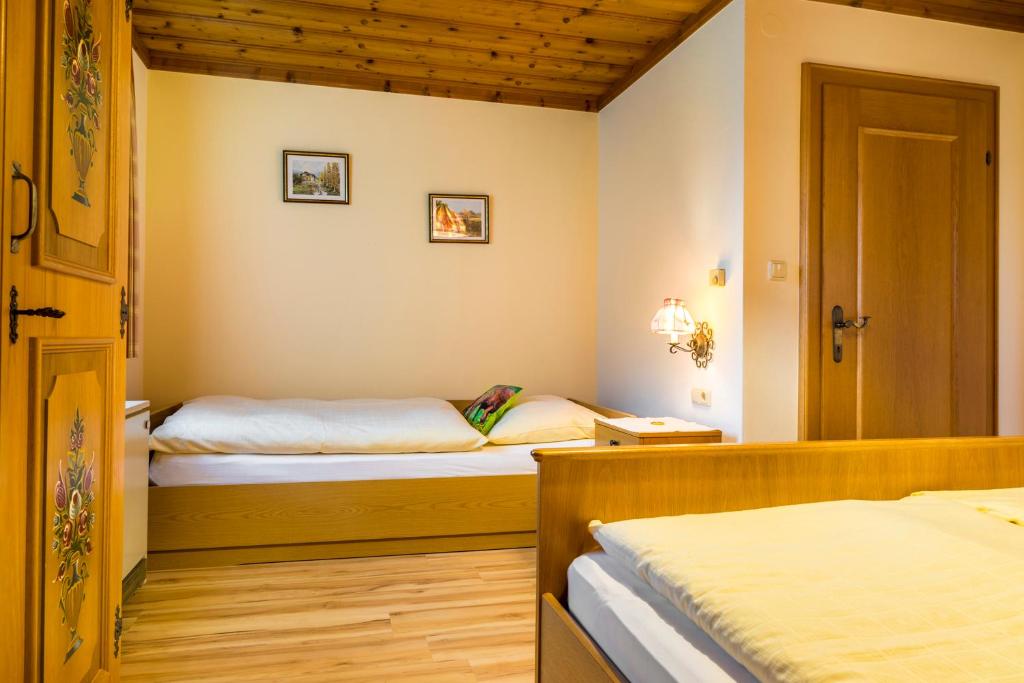 Postel nebo postele na pokoji v ubytování Am Ferienbauernhof Schmiedbauer com Salzkammergut